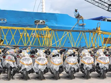 Deretan sepeda motor sebelum didistribusikan melalui Pelabuhan Sunda Kelapa Jakarta, Senin (9/1). Asosiasi Industri Sepeda Motor Indonesia (AISI) memprediksi penjualan motor pada 2017 masih akan cenderung stagnan. (Liputan6.com/Angga Yuniar)