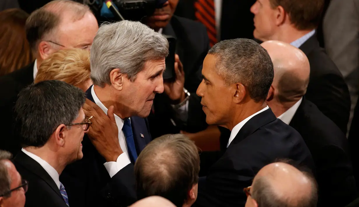 Presiden AS, Barack Obama berbincang dengan Menlu AS, John Kerry (kedua kiri) usai menyampaikan pidato kenegaraan terakhirnya di hadapan parlemen di Washington, Selasa (12/1). (REUTERS/Jonathan Ernst)