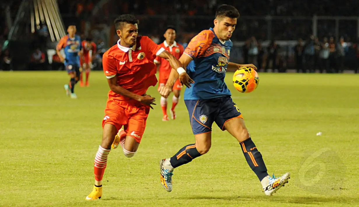 Gelandang Persija, Alfin Tuasalamony (kiri) berusaha merebut bola dari Fabiano Beltrame (Arema Cronus) saat berlaga di Trofeo Persija di Stadion GBK Jakarta, (11/1/2015). (Liputan6.com/Helmi Fithriansyah)
