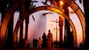 Air Mancur Raja Fahd: Pengunjung menikmati pantai Laut Merah dengan pemandangan Air Mancur Raja Fahd di Jeddah, Arab Saudi, 18 Oktober 2019. Air Mancur Raja Fahd atau King Fahd's Fountain disebut juga dengan nama The Jeddah Fountain. (AP Photo/Amr Nabil)