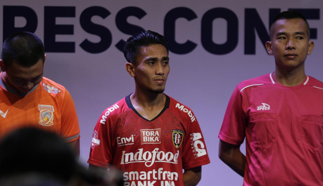 Pemain Bali United, Muhammad Taufiq berpose saat Peluncuran Shopee Liga 1 di SCTV Tower, Jakarta, Senin (13/5). Sebanyak 18 klub akan bertanding pada Liga 1 mulai tanggal 15 Mei. (Bola.com/Vitalis Yogi Trisna)
