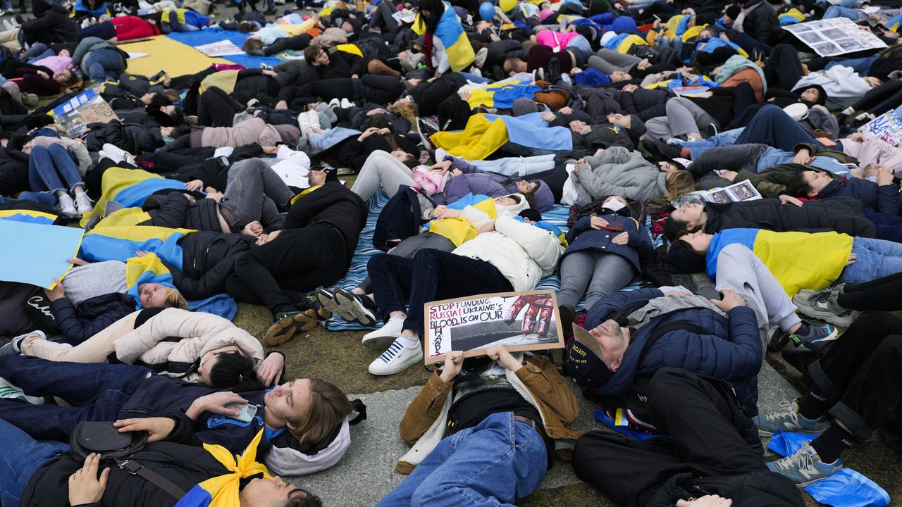 Ribuan Orang Berbaring di Berlin Tuntut Larangan Minyak dan Gas Rusia