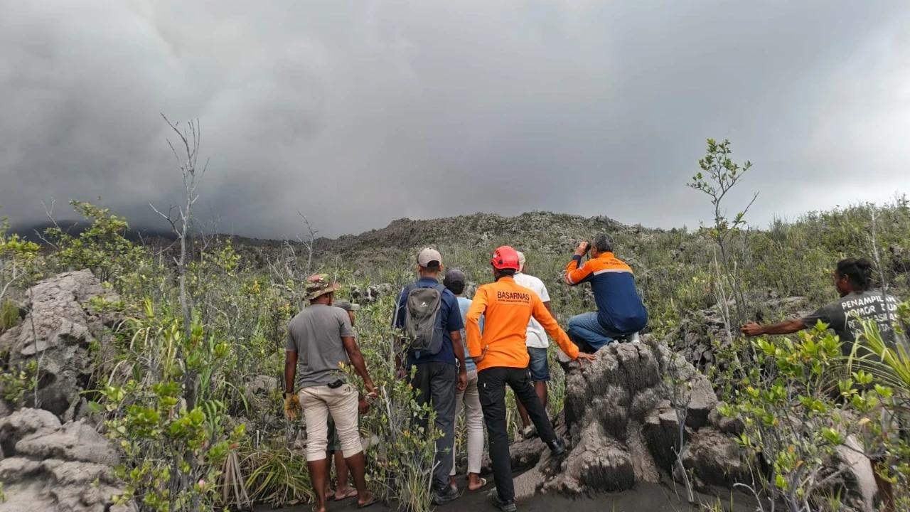 FOTO: Tim SAR Gabungan Evakuasi Pendaki Terdampak Erupsi Gunung Dukono