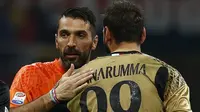 Kiper AC Milan Gianluigi Donnarumma berpelukan dengan kiper Juventus, Gianluigi Buffon usai pertandingan Liga Italia Serie A di stadion San Siro di Milan pada 22 Oktober 2016. (AFP Photo/Marco Bertorello)