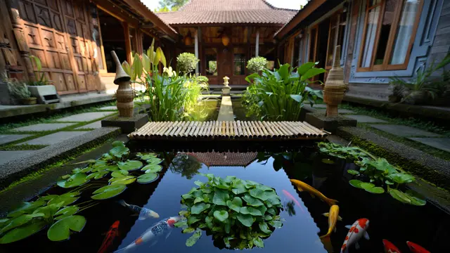Model Kolam Ikan Mini Ornamen Bambu di Teras Rumah yang Klasik tapi Segar/Ilustrasi AI