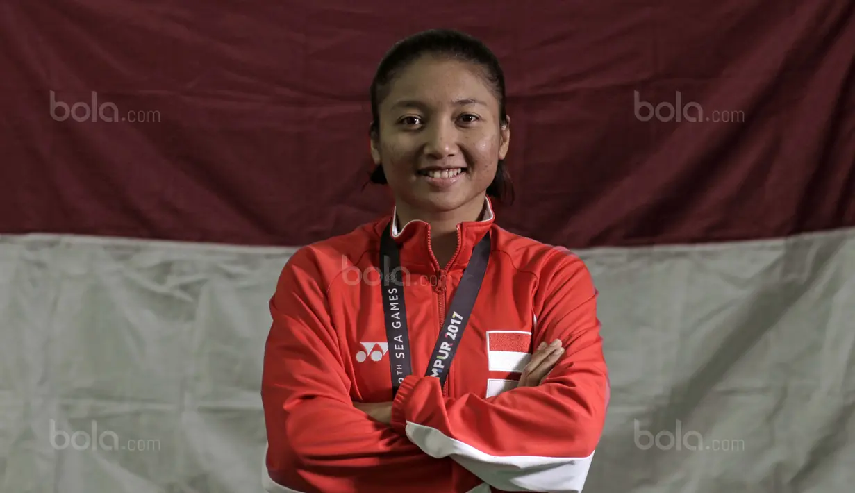 Karateka Putri Indonesia, Cok Istri Agung Sanestya Rani melakukan sesi foto di The Belezza, Permata Hijau, Jakarta, Senin (04/09/2017). Cok meraih satu medali emas pada SEA Games 2017. (Bola.com/Nicklas Hanoatubun)