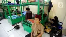 Orang tua santri membenahi pakaian santri saat masuk asrama pesantren di Ponpes Assalam di Kuripan, Ciseeng, Bogor, Rabu (13/7/20222). Sejumlah pesantren mulai awal bulan ini kembali melakukan kegiatan belajar mengajar Tahun Ajaran Baru 1443-1444 H/2022-2023 M. (merdeka.com/Arie Basuki)