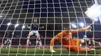 Pemain Manchester United, Rasmus Hojlund (kiri) merayakan gol yang dicetak oleh Casemiro ke gawang Athletic Bilbao dalam laga leg 1 semifinal Liga Europa 2024/2025 di San Mames Stadium, Bilbao, Spanyol, Kamis (01/05/2025) waktu setempat. (AP Photo/Miguel Oses)
