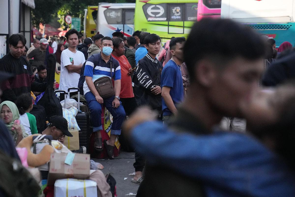 FOTO: Puncak Arus Mudik  di Terminal Kalideres
