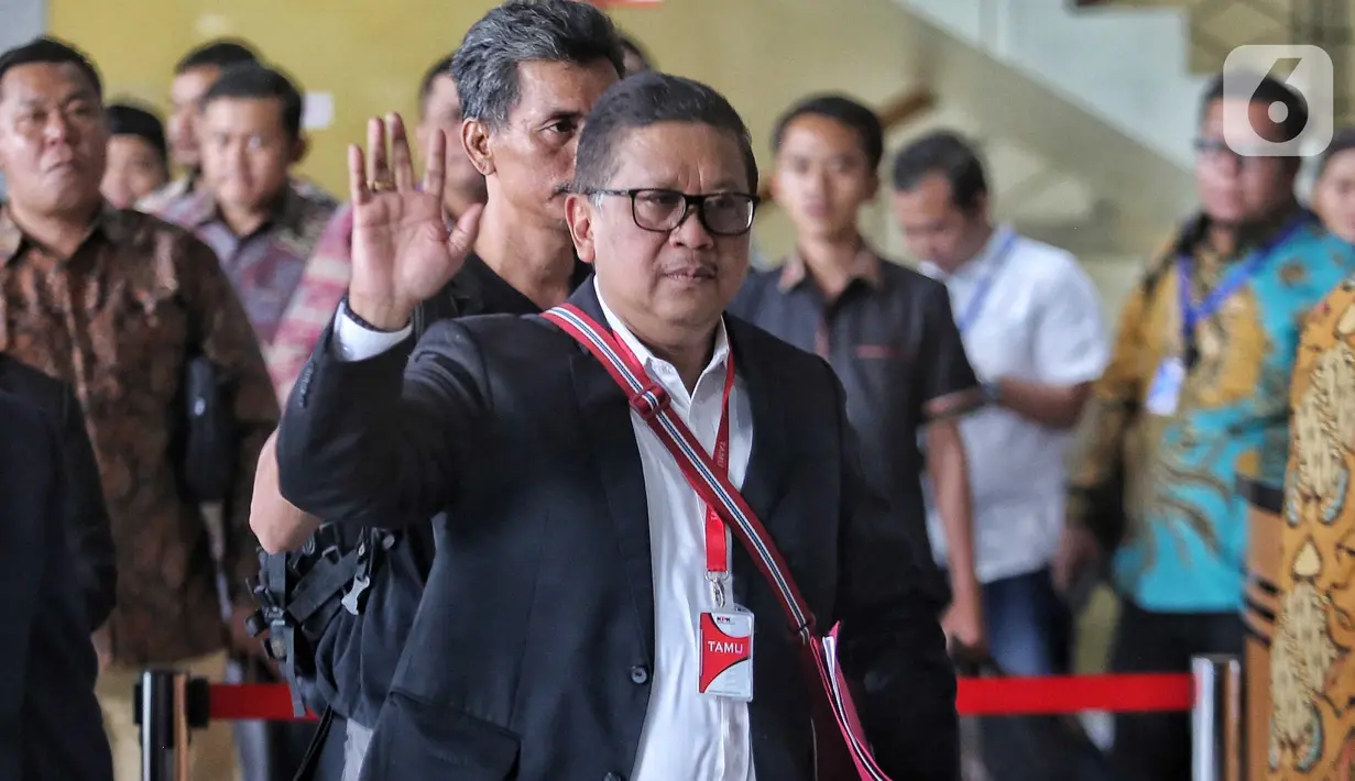 Sekretaris Jenderal Partai Demokrasi Indonesia Perjuangan (PDIP), Hasto Kristiyanto melambaikan tangan sesaat sebelum menjalani pemeriksaan sebagai tersangka dalam kasus dugaan suap pengurusan pengganti antarwaktu anggota DPR dan perintangan penyidikan di gedung Merah Putih Komisi Pemberantasan Korupsi, Jakarta, Kamis (20/2/2025). (Liputan6.com/Angga Yuniar)