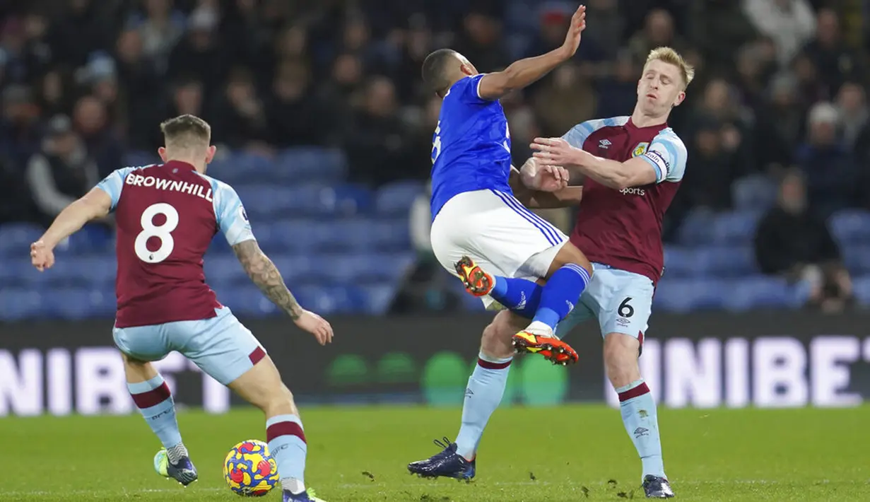 Pemain Burnley Ben Mee (kanan) menjatuhkan pemain Leicester City Youri Tielemans pada pertandingan Liga Inggris di Stadion Turf Moor, Burnley, Inggris, 1 Maret 2022. Leicester City menang 2-0. (AP Photo/Jon Super)