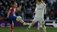 Luka Modric berduel lawan Koke di derby Madrid ( REUTERS/Sergio Perez)