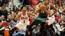 Derrick Rose memberi penjagaan ketat kepada guard Bucks, Jimmy Butler (Jerry Lai-USA TODAY Sports)