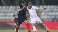 Striker timnas Inggris, Harry Kane, berduel dengan bek tengah Kroasia, Dejan Lovren, di Stadion HNK Rijeka  (AP Photo/Darko Bandic)