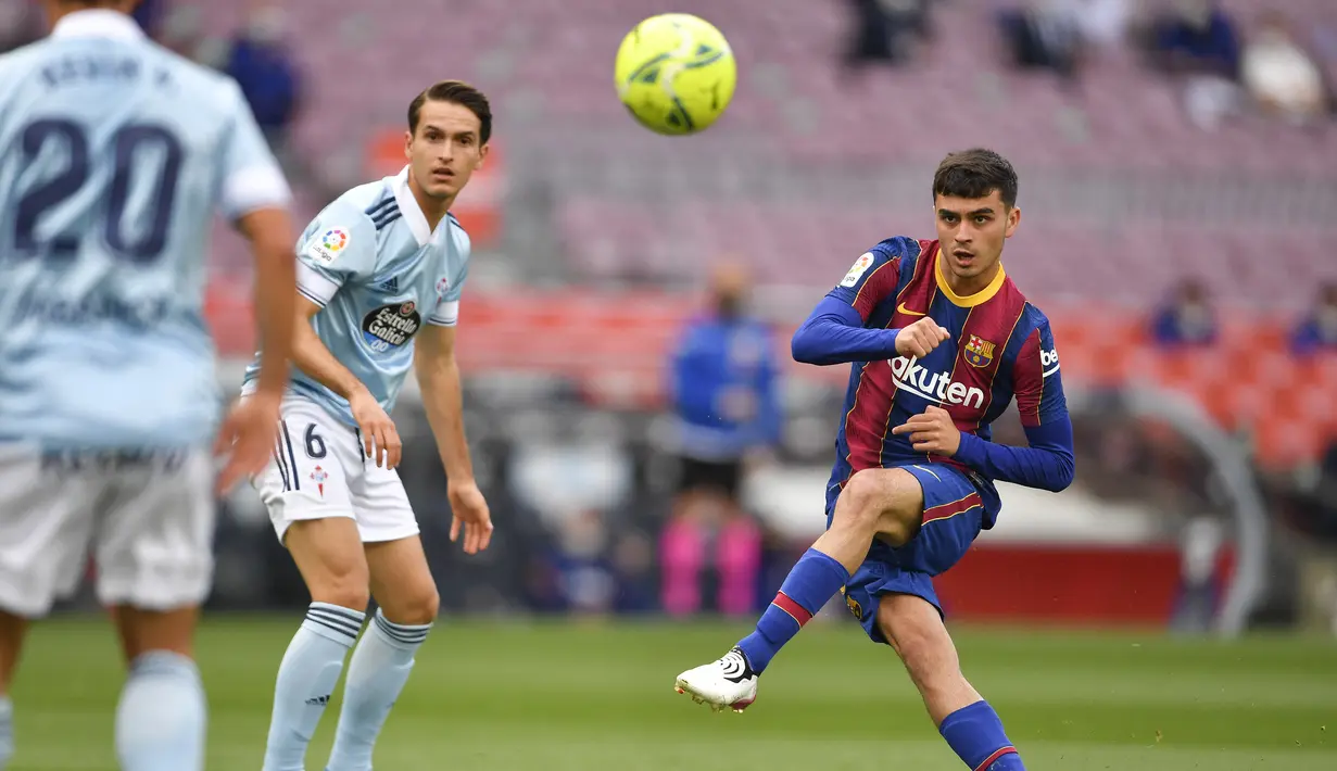 Pedri. Gelandang impresif Barcelona berusia 18 tahun ini amat dipercaya Ronald Koeman musim ini. Ia hanya satu kali tak dimainkan di La Liga dari keseluruhan 38 laga musim ini. Bintang sekaliber Lionel Messi pun sangat memujinya dengan banyaknya operan yang ditujukan untuknya. (AFP/Pau Barrena)