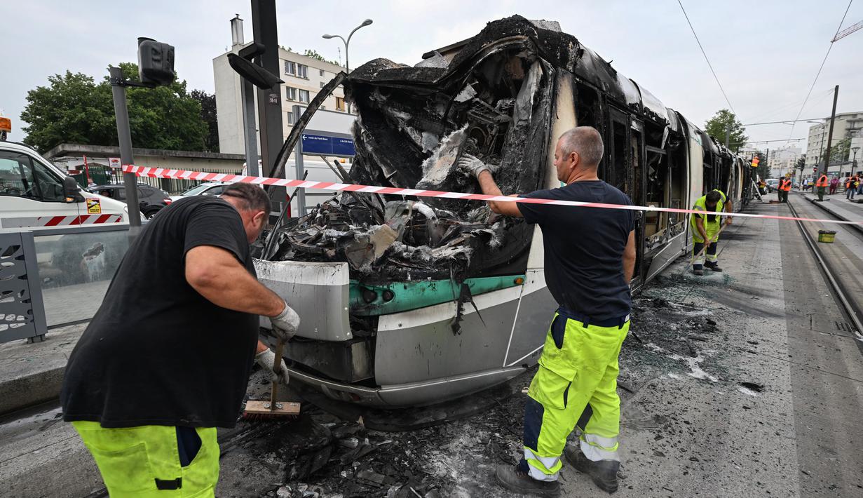 Kepolisian Prancis menerjunkan sekitar 2.000 orang personel di sekitar Paris. (Photo by Emmanuel DUNAND / AFP)