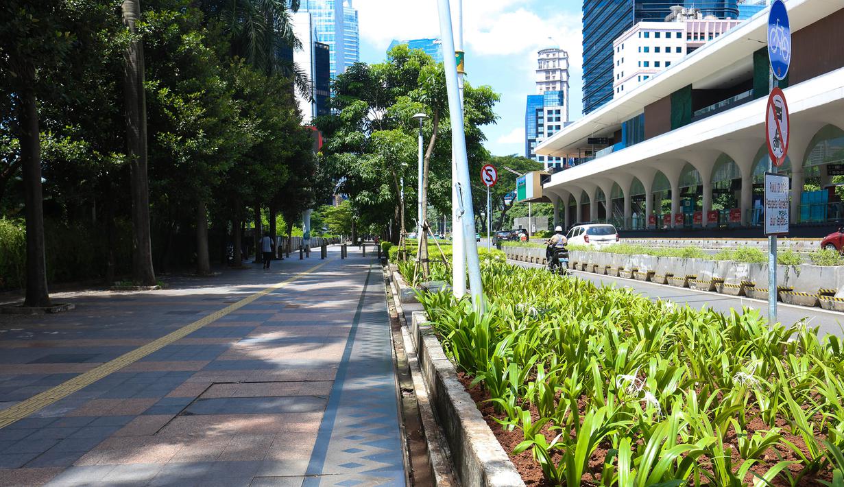 Kebijakan ini bertujuan menjadi transformasi budaya kerja digital, efisiensi energi, serta pengurangan mobilitas dan konsumsi Bahan Bakar Minyak (BBM). Tampak dalam foto, suasana salah satu pedestrian di jalan Jenderal Sudirman, Jakarta, saat pemberlakukan kebijakan Work From Home (WFH) untuk Aparatur Sipil Negara (ASN), Jumat (10/4/2026). (Kapanlagi.com/Budy Santoso)