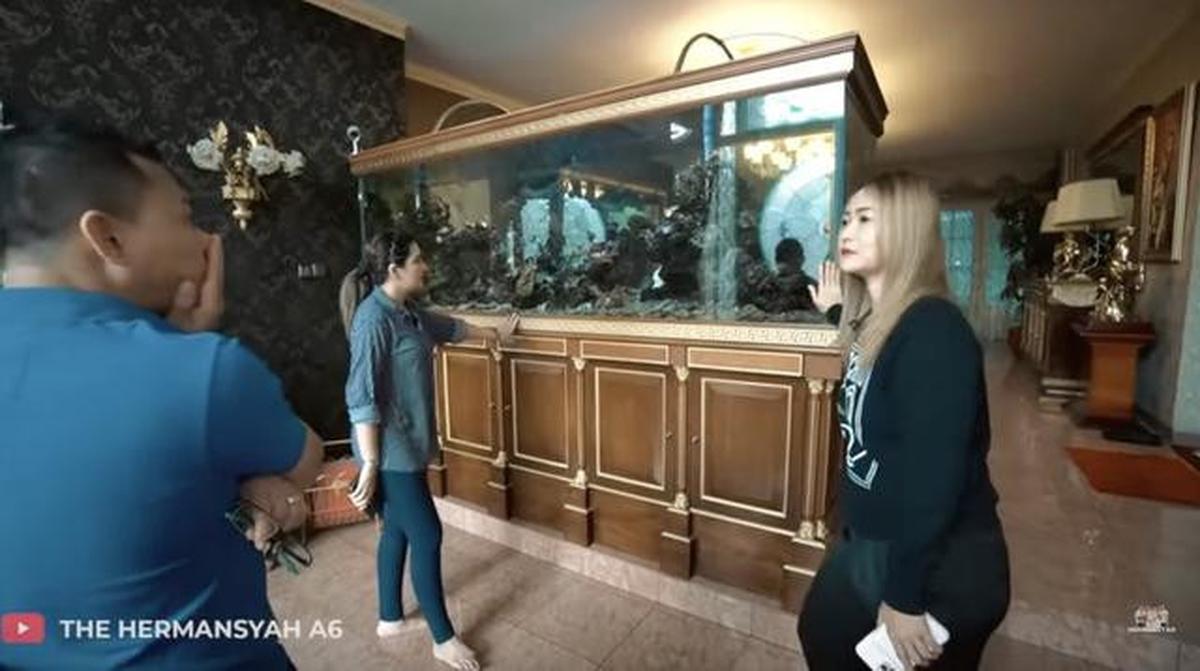 7 Potret Ruang Tamu Rumah Inul Daratista yang Bernuansa Klasik Modern