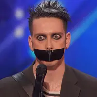 Meski mulutnya dilakban, peserta America's Got Talent ini memukai juri dan penonton. Apa yang ia lakukan? Simak aksinya berikut ini!