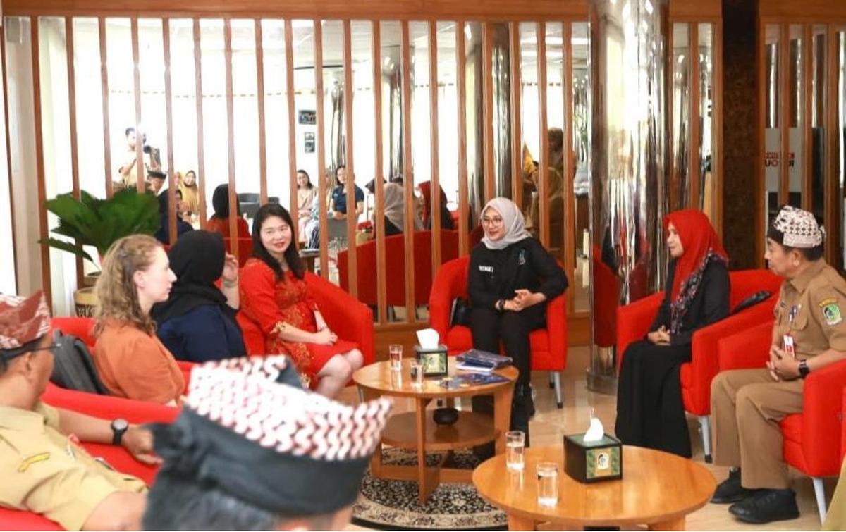 Direktur Program Perkins wilayah Asia Pasifik, Ami Tango Limketkai, saat bertemu Bupati Banyuwangi Ipuk Fiestiandani