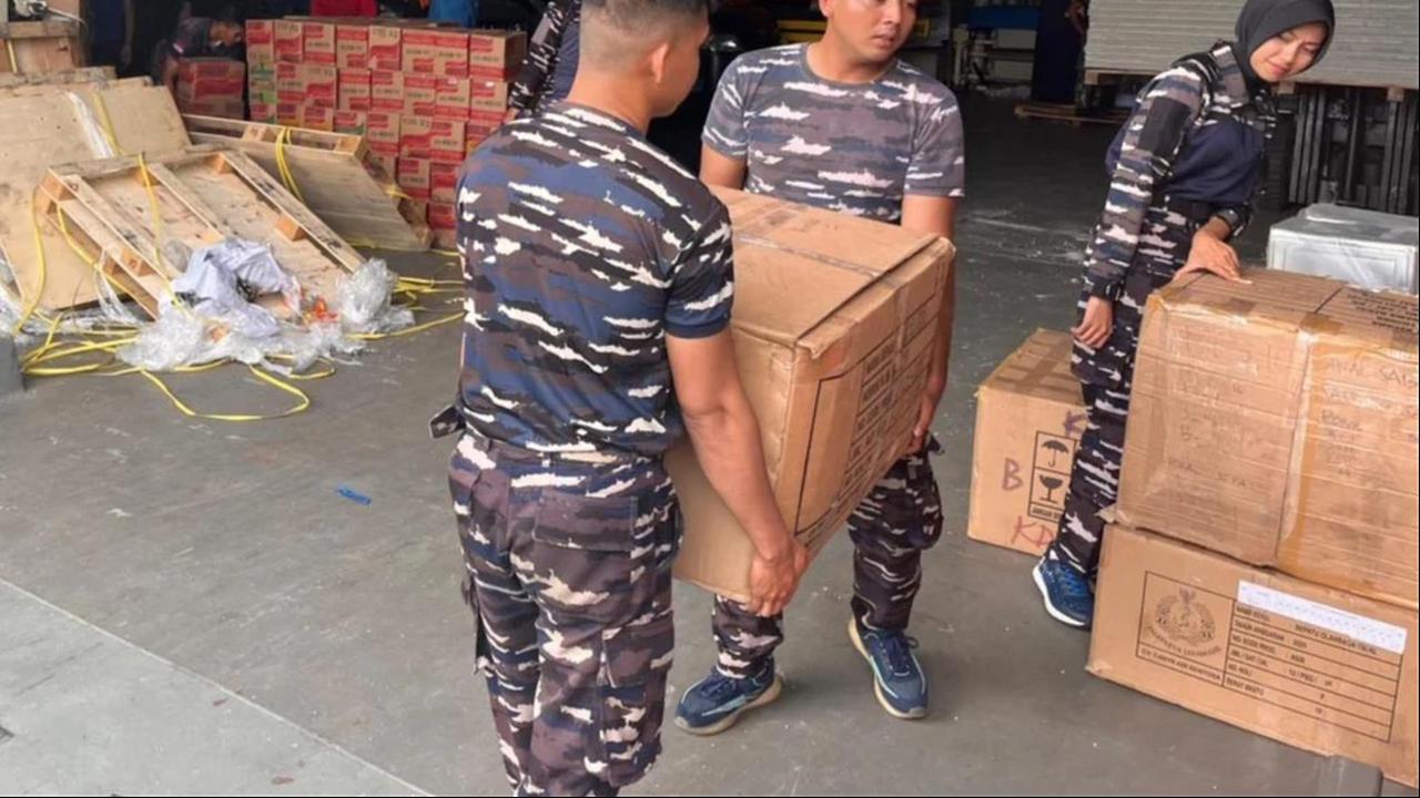 FOTO: TNI AL Terus Menyalurkan Bantuan Kemanusiaan ke Aceh