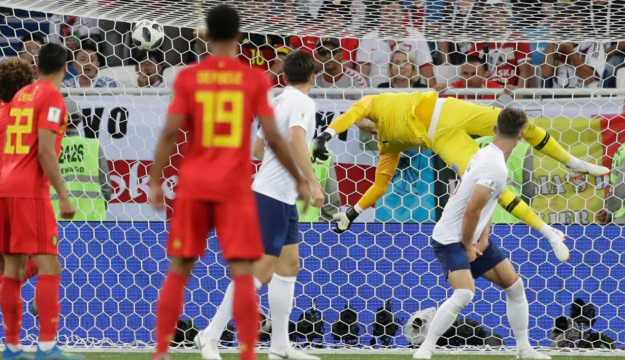 Kiper timnas Inggris, Jordan Pickford gagal menyelamatkan gawangnya dari tendangan pemain Belgia pada laga terakhir Grup G Piala Dunia 2018 di Stadion Kaliningrad, Kamis (28/6). Belgia lolos ke babak 16 besar sebagai juara Grup G. (AP/Petr David Josek)