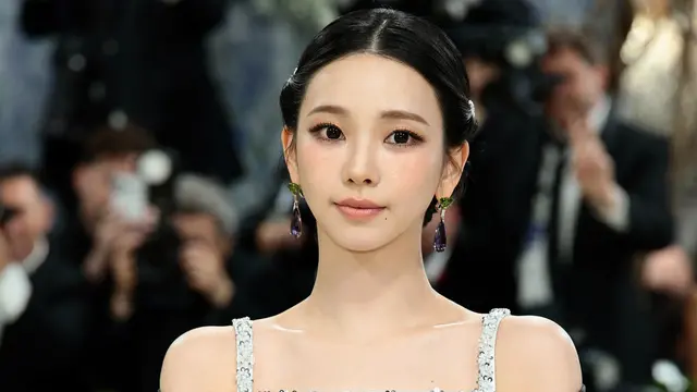 Karina aespa di Met Gala 2026. (Dimitrios Kambouris / GETTY IMAGES NORTH AMERICA / Getty Images via AFP)