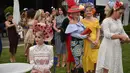 Sejumlah wanita bersiap menyaksikan pertandingan pacuan kuda Everest 2017 di Royal Randwick di Sydney, Australia (14/10). Lomba balapan kuda ini merupakan yang terbesar di dunia. (AFP Photo/Peter Parks)