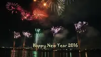 Berlatar belakang kembang api Tahun Baru 2016, begini ekspresi masyarakat dunia yang terlihat bahagia. 