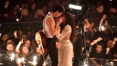 Shawn Mendes dan Camila Cabello saat tampil di atas panggung MTV VMA's 2019 di New Jersey, AS (26/8/2019). Shawn Mendes dan Camila Cabello menyanyikan lagu duet mereka yang fenomenal, "Señorita". (Noam Galai/Getty Images/AFP)