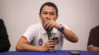 Sekjen PSSI, Yunus Nusi memberikan keterangan saat konferensi pers mengenai kericuhan yang terjadi di Stadion Kanjuruhan pada Minggu (02/10/2022) di Stadion Madya, Senayan, Jakarta. (Bola.com/Bagaskara Lazuardi)