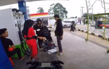 Saat Isi Bensin Tak Sengaja Jumpa Mantan Pacar, Pria Ini Syok Sampai Motornya Mogok