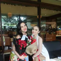 Namun, sorotan utama ada pada pilihan lipstik bold merah merona yang dikenakan Steffi. [@elinaaaaajoerg].