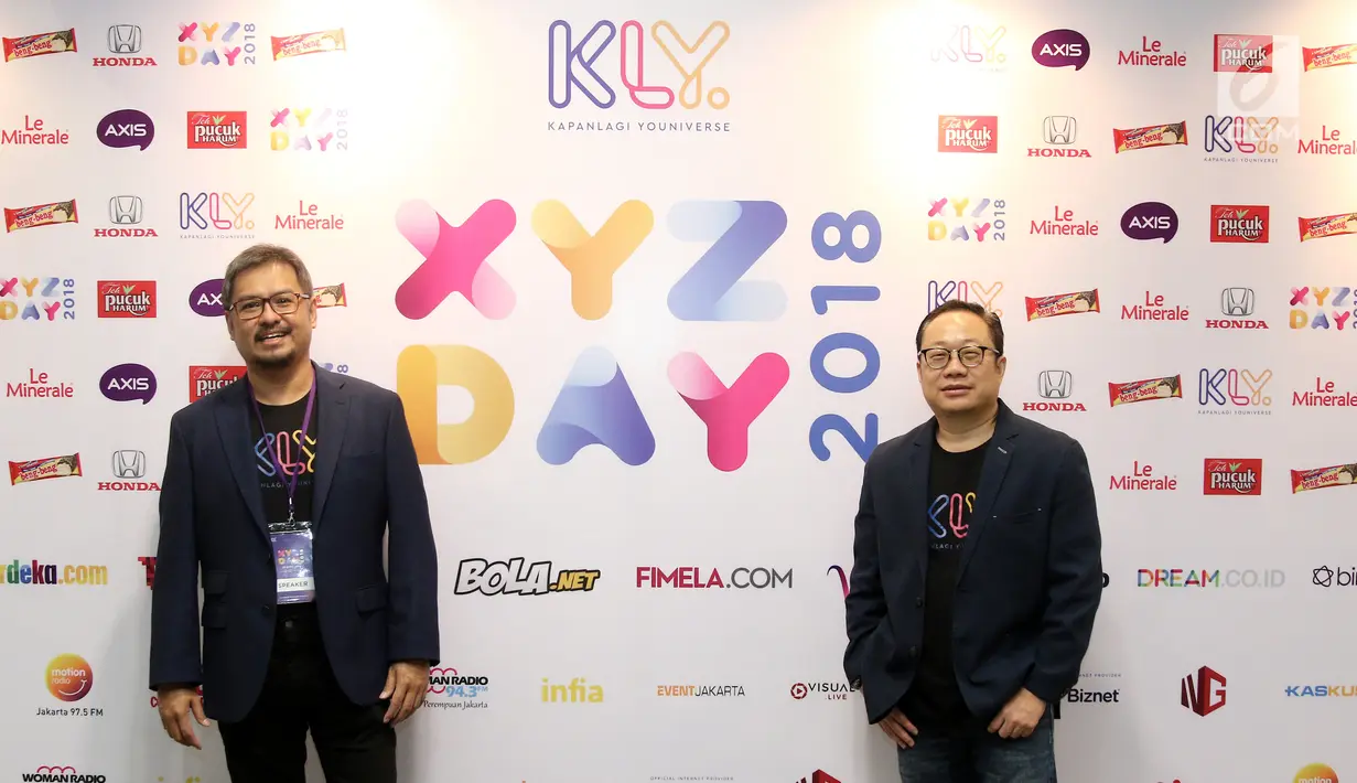 CEO KLY Steve Christian (kiri) dan Deputy CEO KLY Karaniya Dharmasaputra foto bersama di booth XYZ Day 2018, Jakarta, Rabu (25/4). XYZ Day merupakan ajang perkenalan KapanLagi Youniverse. (Liputan6.com/Herman Zakharia)