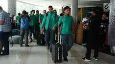 Sejumlah pemain Timnas Indonesia bersiap meninggalkan hotel menuju Bandara Soekarno Hatta, Tangerang, Banten, Senin (5/6). Timnas Indonesia akan melakoni laga uji coba melawan Kamboja pada 8 Juni mendatang. (Liputan6.com/Helmi Fithriansyah)