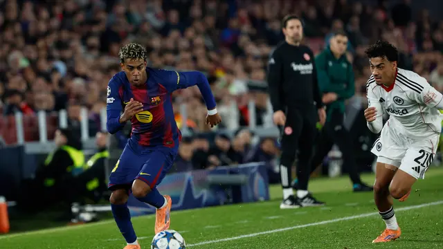 Aksi Lamine Yamal di laga Barcelona vs Eintracht Frankfurt di matchday 6 Liga Champions 2025/2026 di Camp Nou, Rabu (10/12/2025) dini hari WIB. (AP Photo/Joan Monfort)
