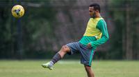 Gelandang Timnas Indonesia, Rizky Pora, berlatih jelang laga semifinal melawan Vietnam di Lapangan SPH Sentul, Jawa Barat, Kamis (1/12/2016). (Bola.com/Vitalis Yogi Trisna)