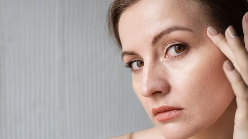 Terlalu lama berada di ruangan dengan pendingin udara bisa membuat kulit terasa kering, tertarik, bahkan tampak pecah-pecah. [Dok/freepik.com]