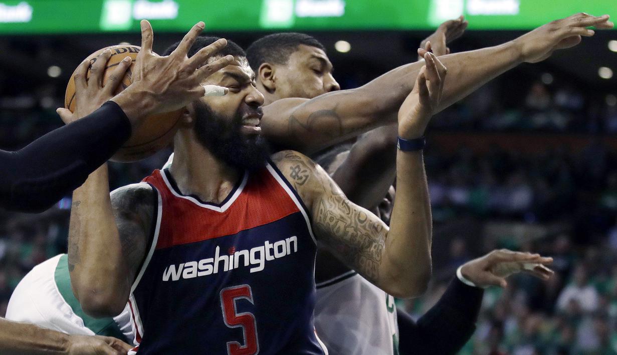 Aksi pemain Washington Wizards, Markieff Morris saat mencoba melewati adangan para pemain Celtics pada gim ketujuh semifinal NBA Wilayah Timur di TD Garden, Boston, (15/5/2017). Boston Celtics menang 115-105. (AP/Charles Krupa)