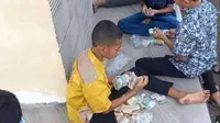 Momen nyeleneh bocah bahagia jalani lebaran (sumber: 1cak.com)