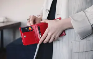 Cari Dompet Kartu Wanita Terbaik? Ini Rekomendasi yang Praktis dan Stylish