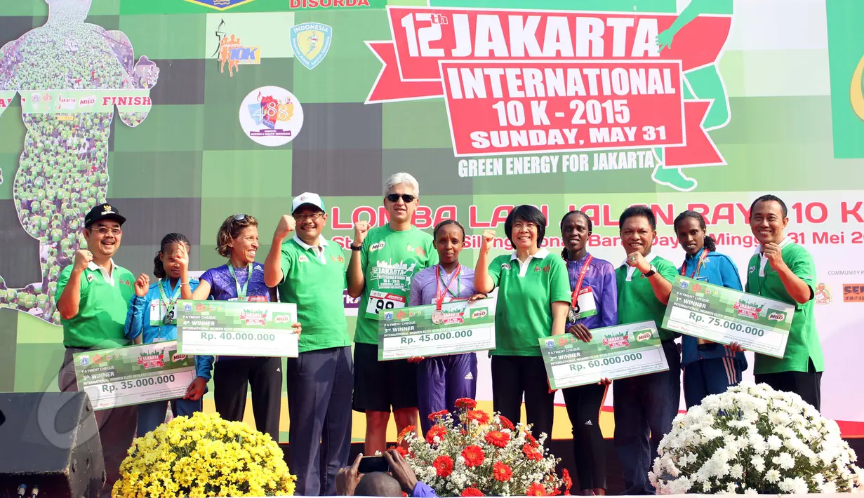 Wagub DKI Djarot Saiful (keempat kiri) dan juara Jakarta International 10K 2015 kategori elit internasional putri, Atsede Habtamu Besuye (kedua kanan) berfoto bersama seusai penyerahan hadiah di Jakarta, Minggu (31/5). (Liputan6.com/Helmi Afandi)