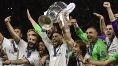 Kapten Real Madrid, Sergio Ramos, mengangkat piala merayakan gelar juara Liga Champions bersama rekan-rekannya di Stadion Millenium, Cardiff, Sabtu (3/6/2017). Madrid menang 4-1 atas Juventus. (AFP/Javier Soriano)