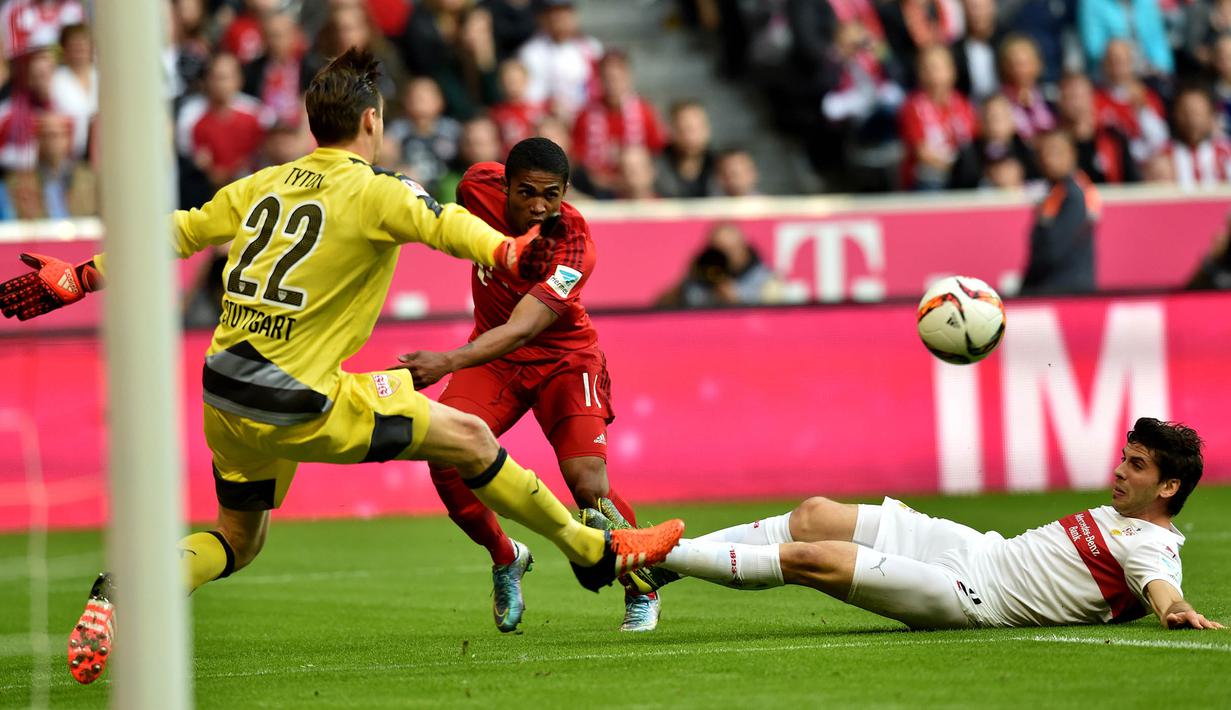 Pemain Bayern Munchen, Douglas Costa berusaha membobol gawang Stuttgart yang dijaga kiper Przemyslaw Tyton pada laga Bundesliga di Stadion Allianz Arena, Jerman, Sabtu (7/11/2015). (EPA/PeterKneffel)