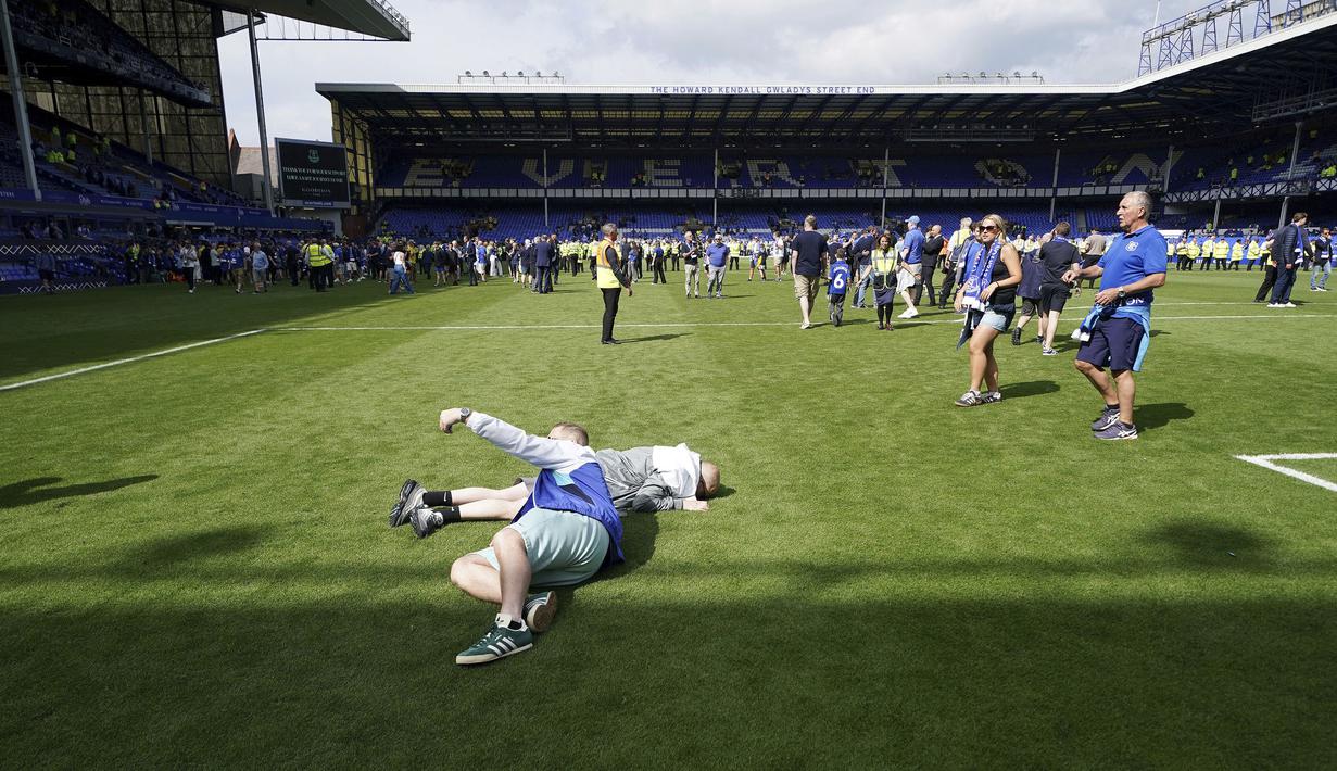Para penonton memasuki lapangan pertandingan untuk merayakan perpisahan setelah laga lanjutan Liga Inggris 2024/2025 Everton melawan Southampton di Goodison Park, Liverpool, Inggris, Minggu (18/05/2025) waktu setempat. (AP Photo/PA/Martin Rickett)