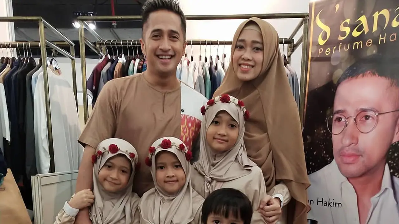 Potret Irfan Hakim Pakai Baju Kompakan Bareng Anak Istri
