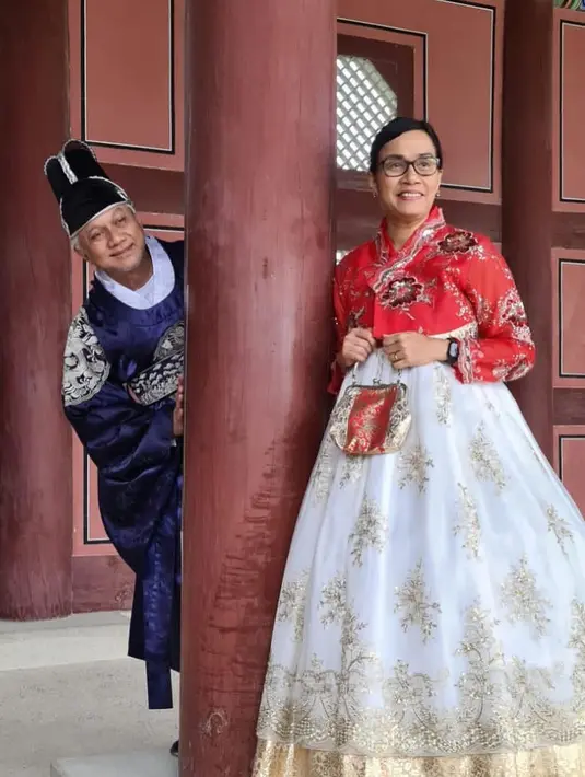 Salah satu foto juga memperlihatkan Sri Mulyani bergaya bersama suami yang juga menggunakan baju tradisional Korea. [Foto: IG/smindrawati]