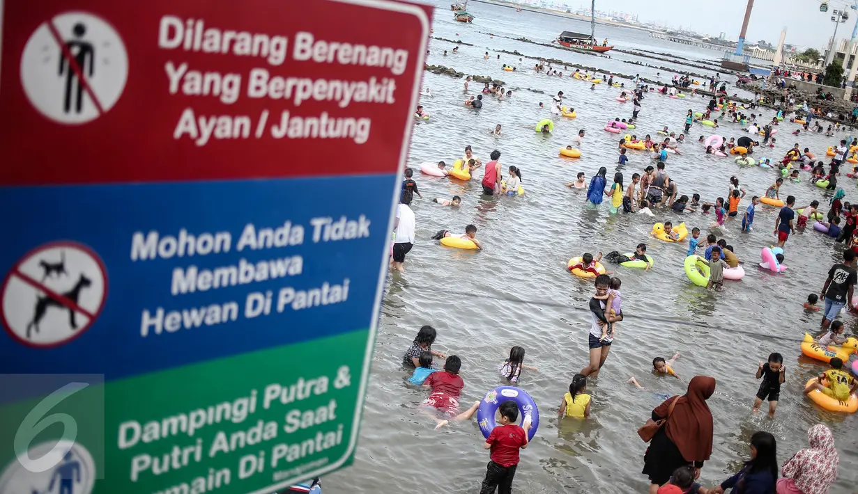 Bertepatan libur panjang, yang juga Hari Raya Natal 2016 dan menjelang perayaan Tahun Baru 2017, Taman Impian Jaya Ancol menjadi sasaran masyarakat untuk mengisi waktu libur bersama keluarga, Jakarta, Minggu (25/12). (Liputan6.com/Faizal Fanani)