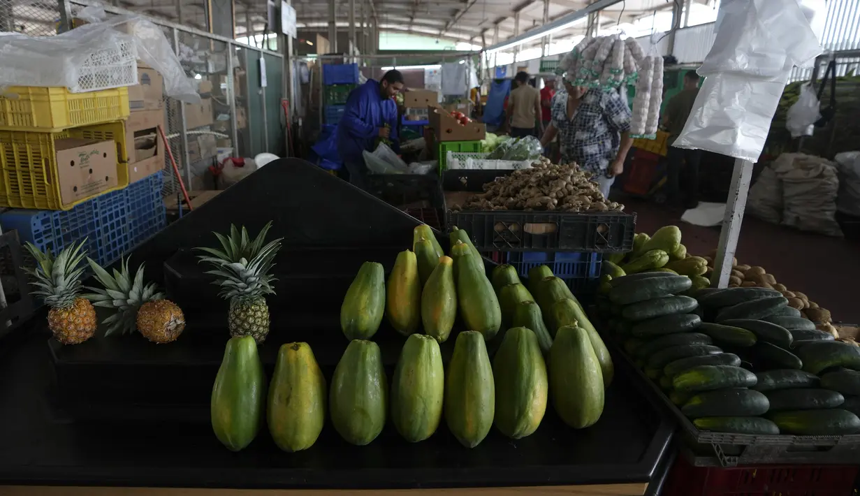 Nanas dan pepaya dipajang untuk dijual di pasar di Panama City, Rabu (20/7/2022). Protes minggu ketiga dan blokade jalan raya mulai berdampak pada pasokan makanan dan barang-barang lainnya di beberapa bagian Panama. (AP Photo/Arnulfo Franco)