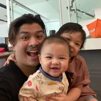 Seperti inilah kebersamaan Glenn Alinskie bersama kedua buah hatinya, Nastusha Olivia Alinskie dan Dante Oliver Alinskie. Senyum mereka terpancar dari Glenn dan dua anaknya. (Foto: instagram.com/glennalinskie)